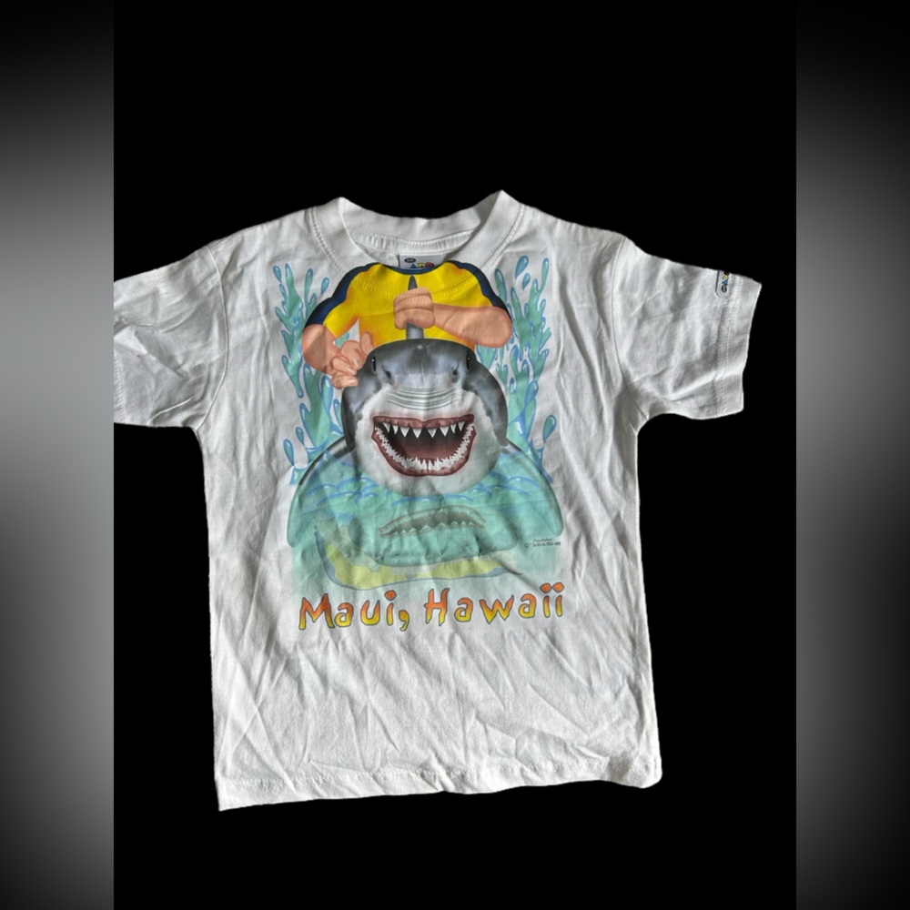 ✨White vintage shark shirt✨